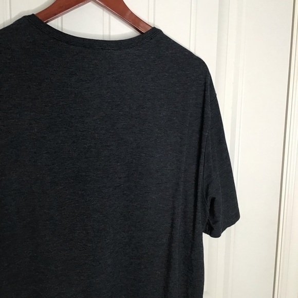 Lululemon Men’s Short Sleeve V Neck T-Shirt in Dark Gray. - Picture 6 of 10